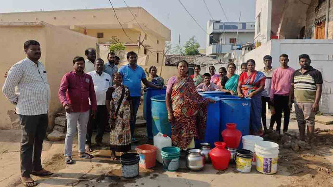 మంచినీటి సమస్య తీర్చాలని ఖాళీ బిందెలతో నిరసన