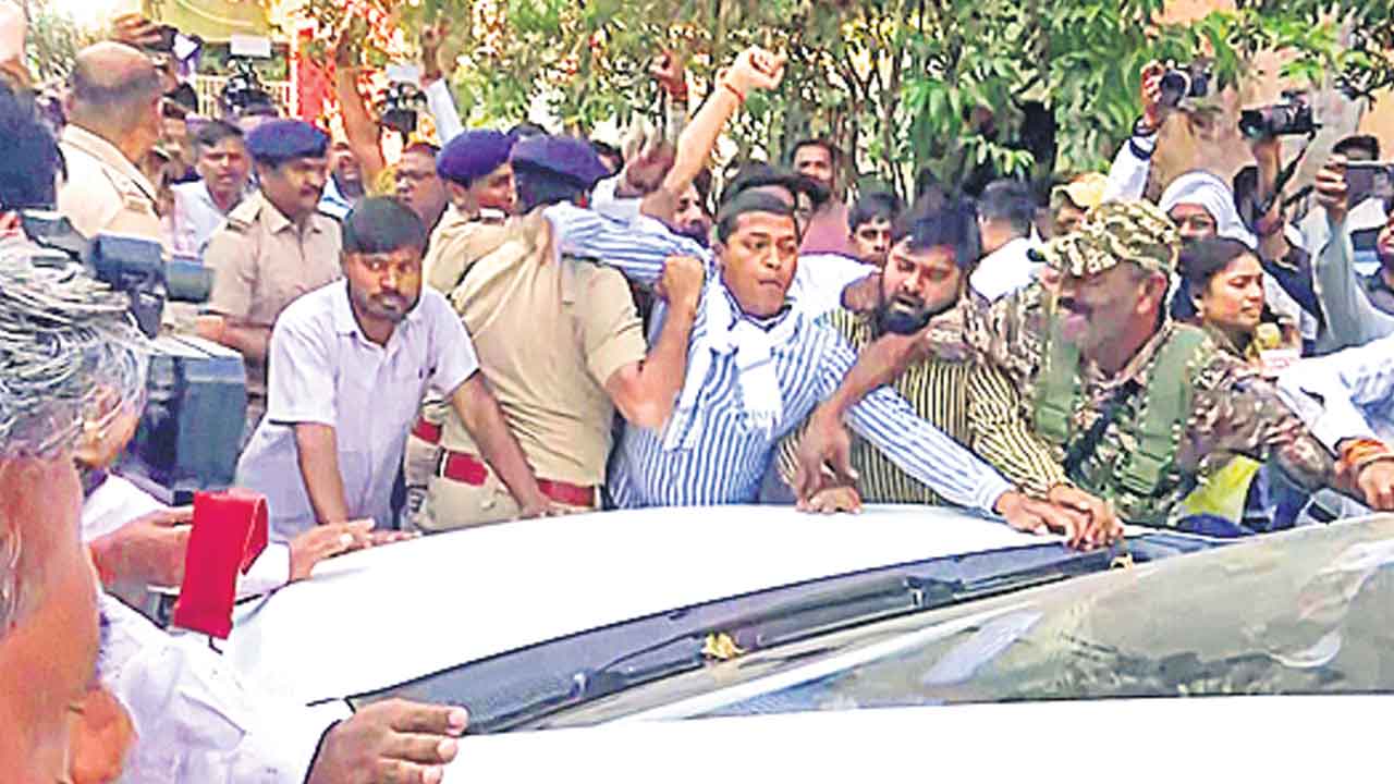 బఘేల్‌ కుమారుడి ఇంట్లో ఈడీ సోదాలు