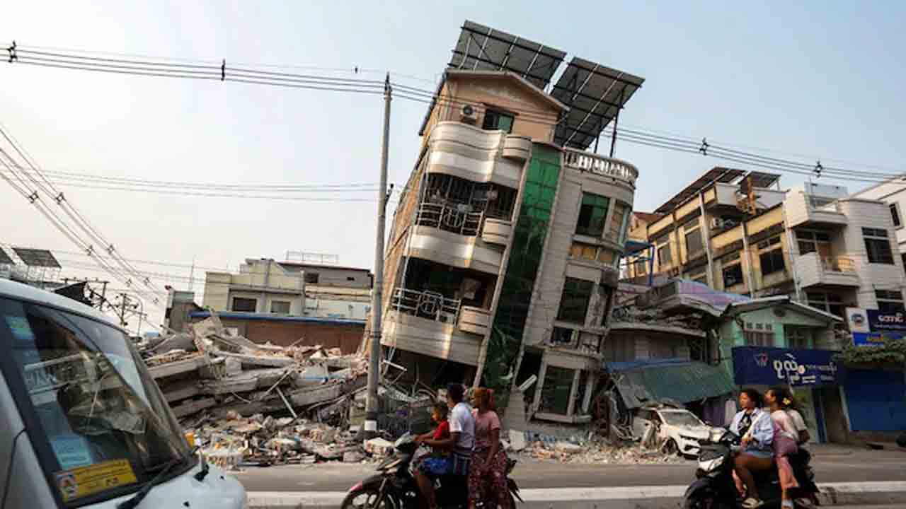 Myanmar | భూకంపం అనంతరం మూడు రోజుల తర్వాత.. శిథిలాల నుంచి సజీవంగా బయటపడ్డ మహిళ