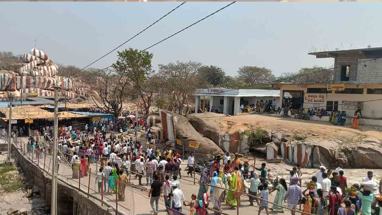 Edupayala Temple | ఏడుపాయల ఏర్పాట్లలో అధికారుల నిర్లక్ష్యం.. భక్తులకు తప్పని తిప్పలు