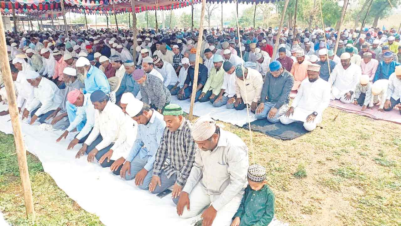 ఘనంగా ఈద్‌ ఉల్‌ ఫితర్‌