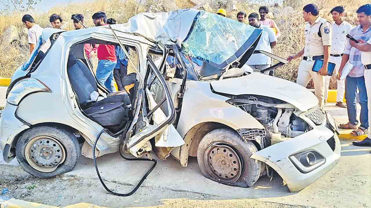 అతి వేగంగా నడిపి.. స్తంభాన్ని ఢీకొట్టి..