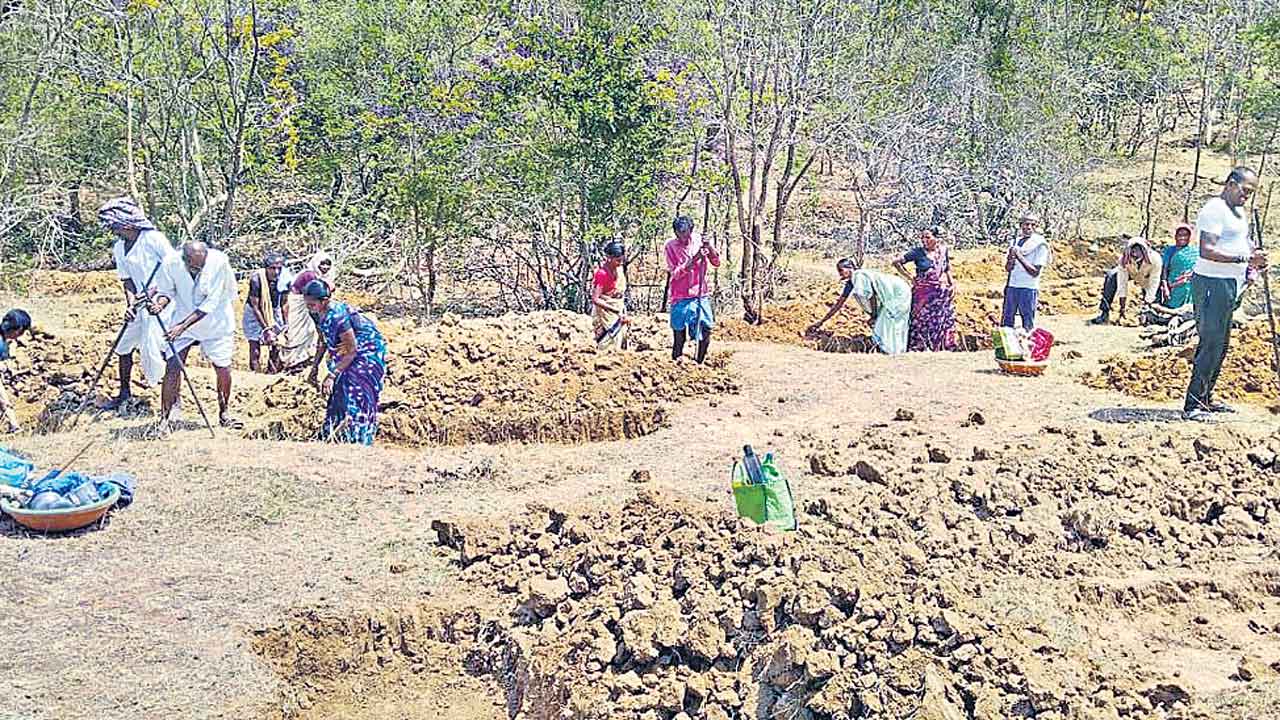 మిగిలింది కొన్ని రోజులే!.. నత్తనడకన ‘ఉపాధి’ పనులు