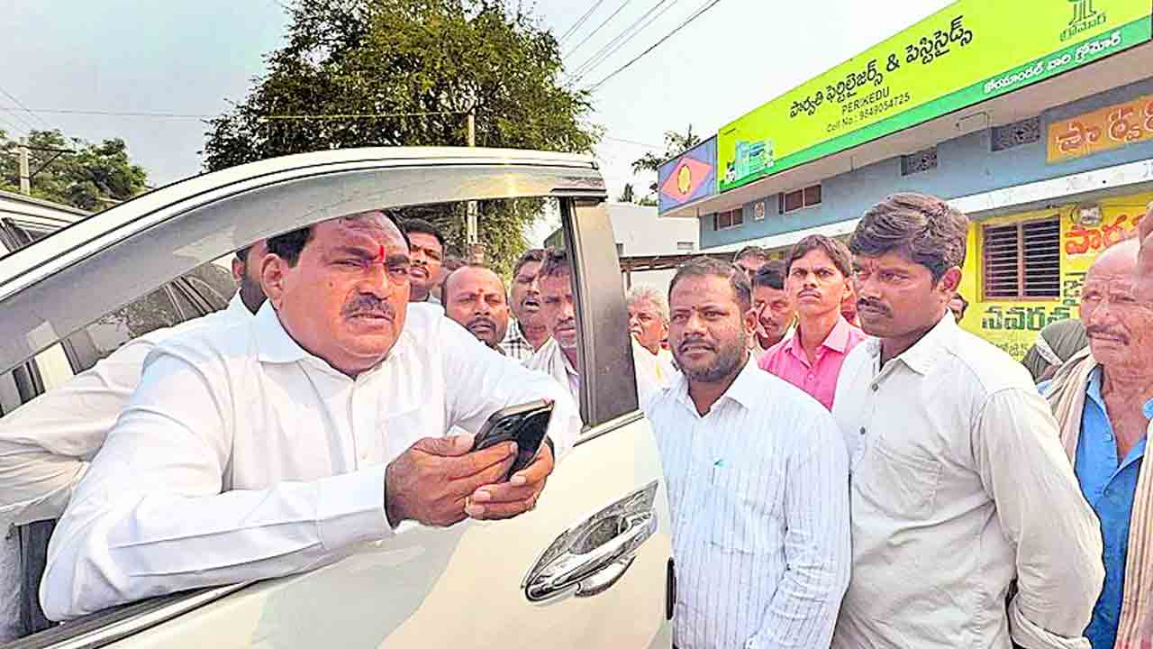 సాగునీళ్లిచ్చి పంటలను కాపాడండి..