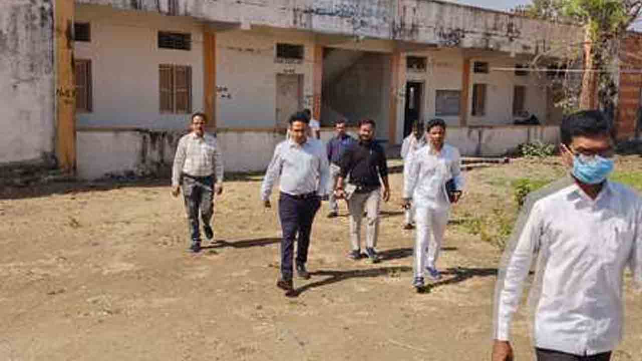 Sub Collector | మాస్‌ కాపీయింగ్‌ జరిగితే ఇన్విజిలేటర్లపై చర్యలు : ఉట్నూర్ సబ్ కలెక్టర్