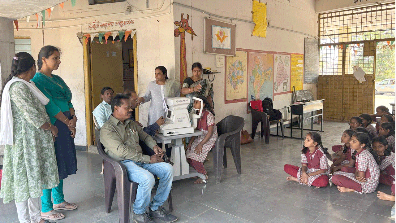 Eye Test | కస్తూర్బా పాఠశాలలో విద్యార్థులకు ఉచితంగా కంటి వైద్య పరీక్షలు