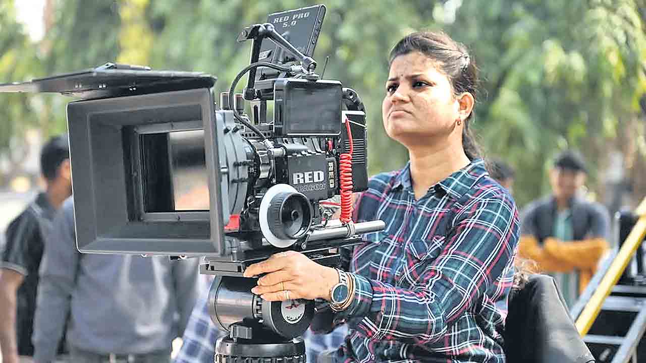 తెర వెనుక వెలుగు ఫల్లు