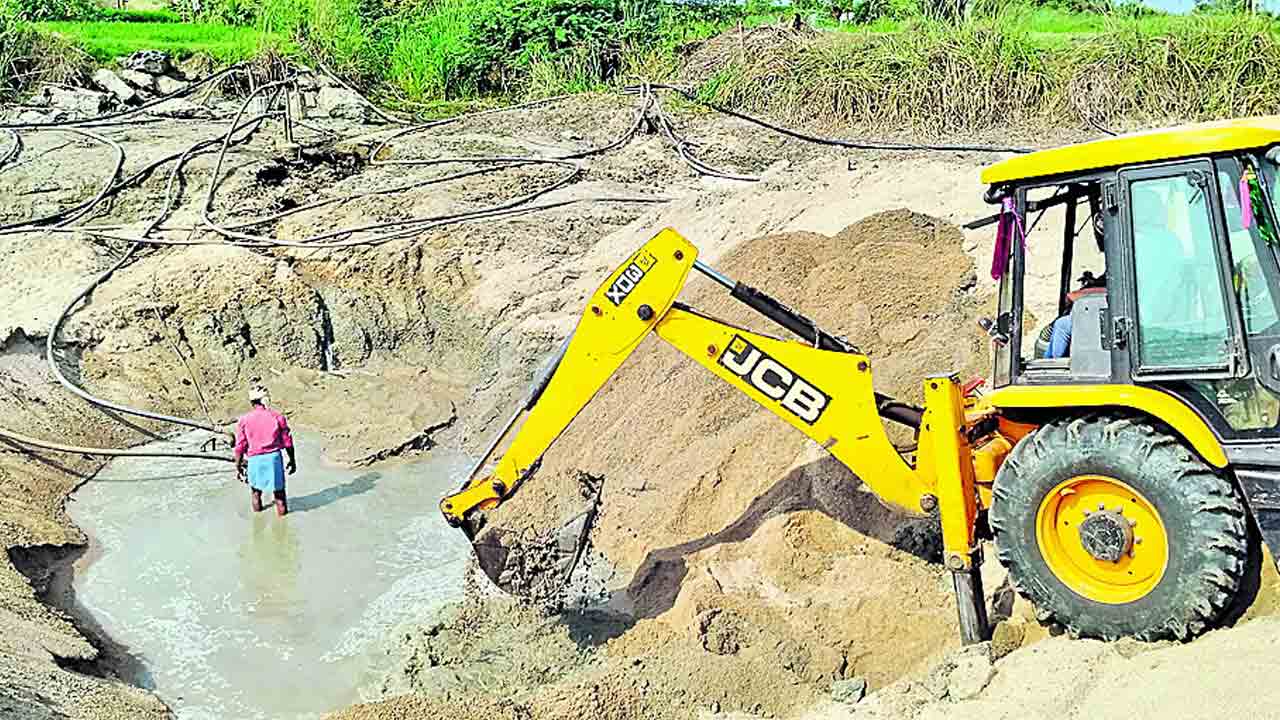 చుక్క నీరు లేక.. రైతన్నకు దిక్కుతోచక