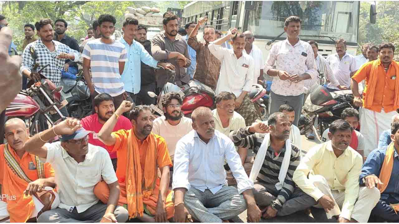 Farmer Dharna | సాగు నీటి కోసం రోడ్డెక్కిన రైతన్నలు .. పంటలు ఎండిపోతున్నాయని మండిపాటు