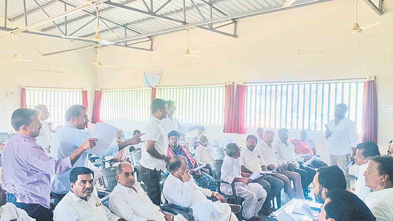 మహాజన సభలో రైతుల నిరసన