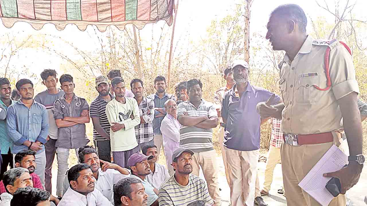 నీళ్లకోసం రోడ్డెక్కిన చేగుంట రైతులు