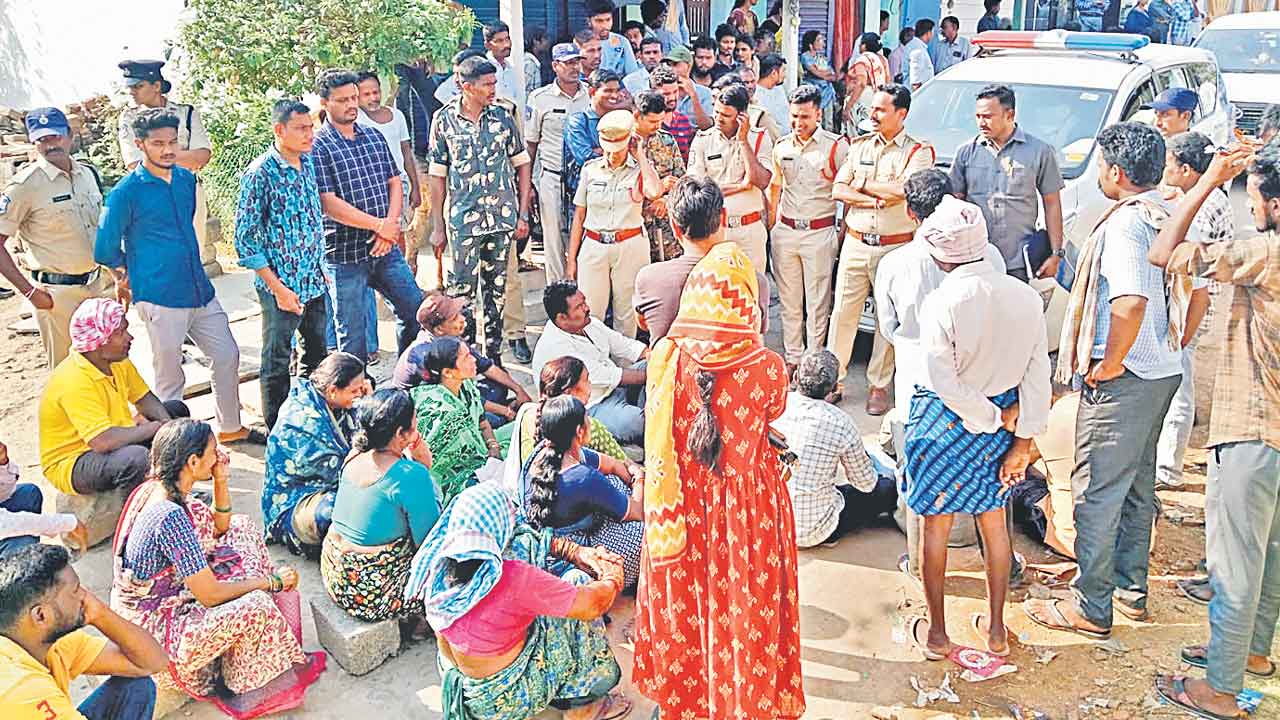 మమ్మల్ని చంపినా భూములియ్యం