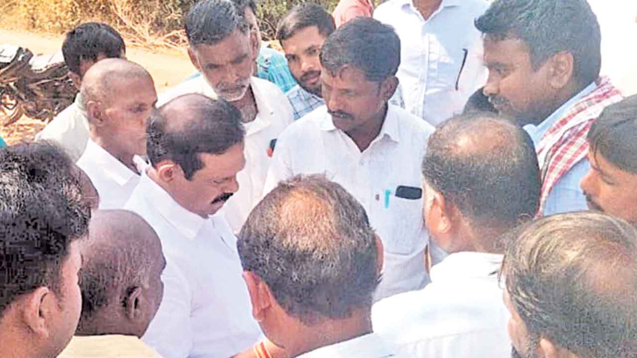 రైతుభరోసా ఏమైంది?.. మహబూబాబాద్‌ ఎమ్మెల్యేను నిలదీసిన రైతులు