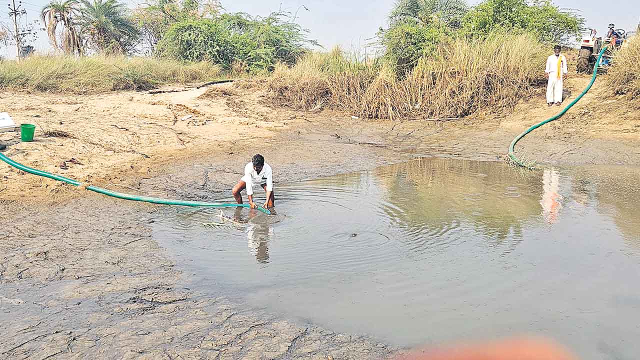 సాగునీటి కోసం రైతన్న తంటాలు