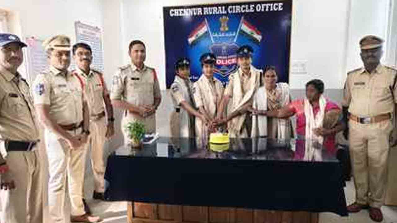 CI Sudhakar | చెన్నూర్‌ రూరల్‌ మహిళా పోలీసులు అందరికీ ఆదర్శం : సీఐ సుధాకర్‌