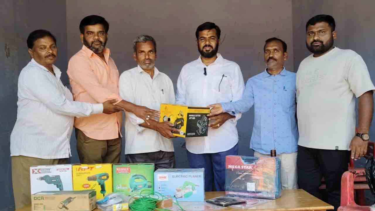 Fire Accident Victim | అగ్నిప్రమాదంలో సర్వం కోల్పోయిన బాధితుడికి దాతల సాయం