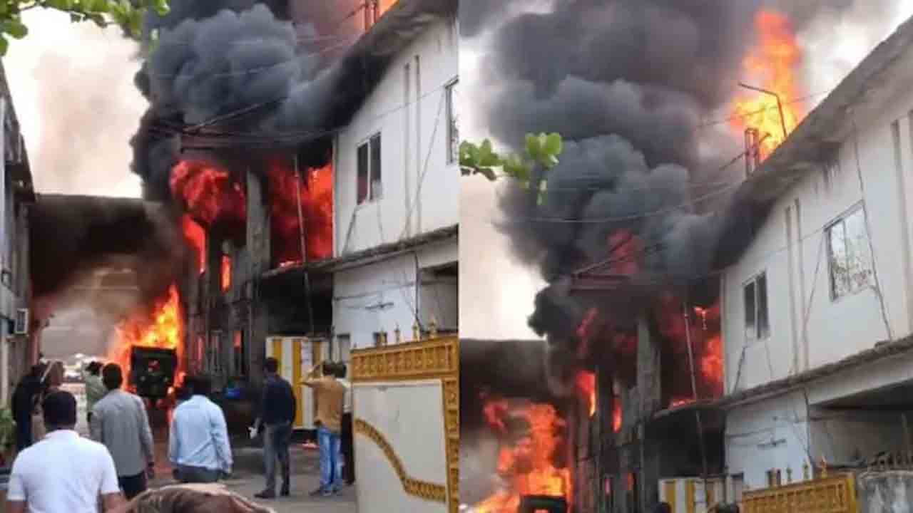 Fire Erupts In Chemical Factory | కెమికల్‌ ఫ్యాక్టరీలో భారీ అగ్నిప్రమాదం.. ఎగసిపడిన   మంటలు