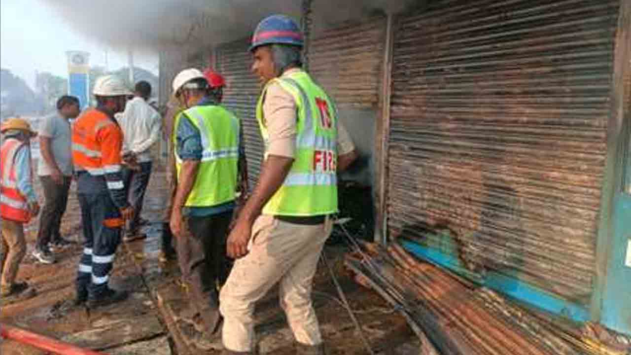 Fire accident | పెర్కిట్‌లో అగ్నిప్రమాదం.. నాలుగు షట్లర్లకు అంటుకున్న నిప్పు