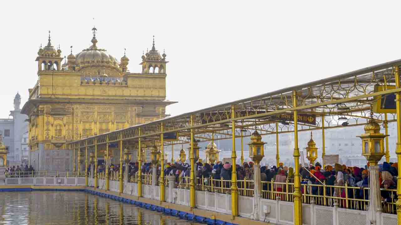 స్వర్ణ దేవాలయంలో ఇనుప రాడ్‌తో హల్‌చల్‌ ఐదుగురికి గాయాలు