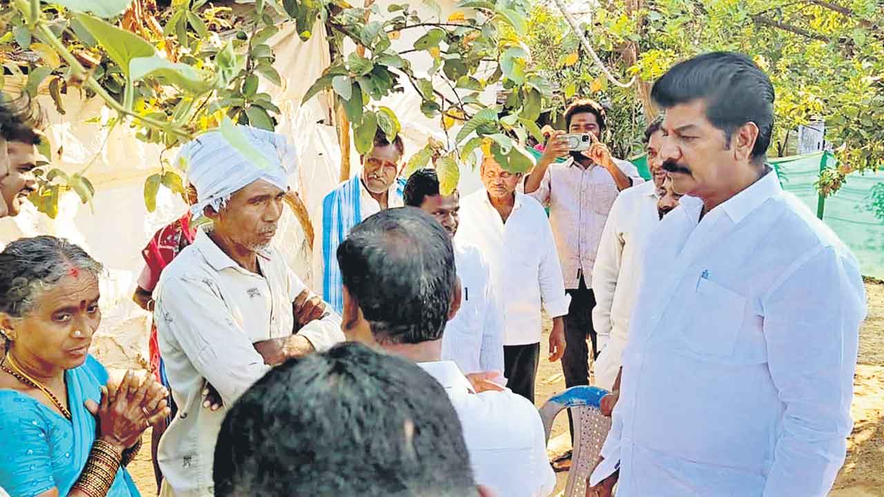 దళిత రైతు వెంకటయ్యను ఇంట్లో అప్పగించిన పోలీసులు