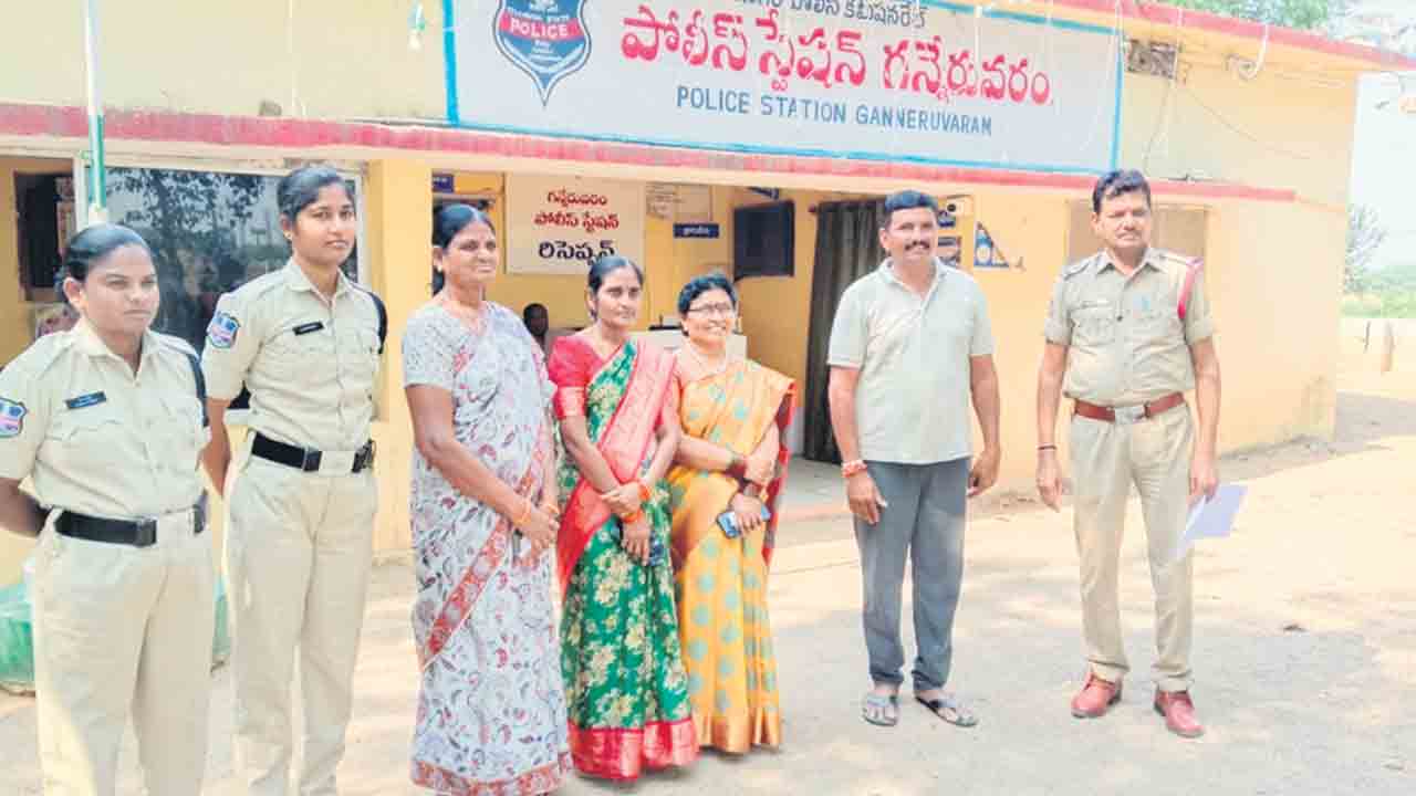 మాజీ సర్పంచులపై నిర్బంధకాండ