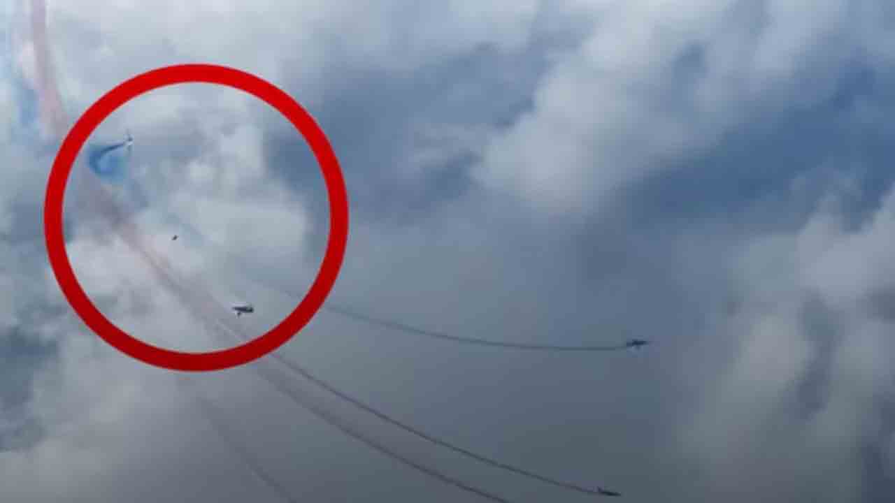 Watch: ట్రైనింగ్‌ సందర్భంగా.. గాలిలో ఢీకొట్టిన ఫైటర్‌ జెట్స్‌