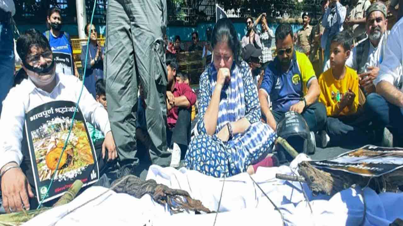 Funeral Procession For Trees | చెట్ల నరికివేతపై పర్యావరణవేత్తల ఆందోళన.. శవ యాత్రతో నిరసన