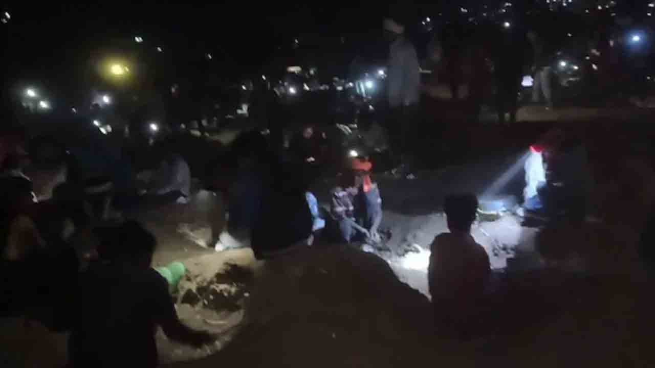 Gold Hunt | చావా సినిమా ప్రభావం.. బంగారం కోసం జోరుగా తవ్వకాలు