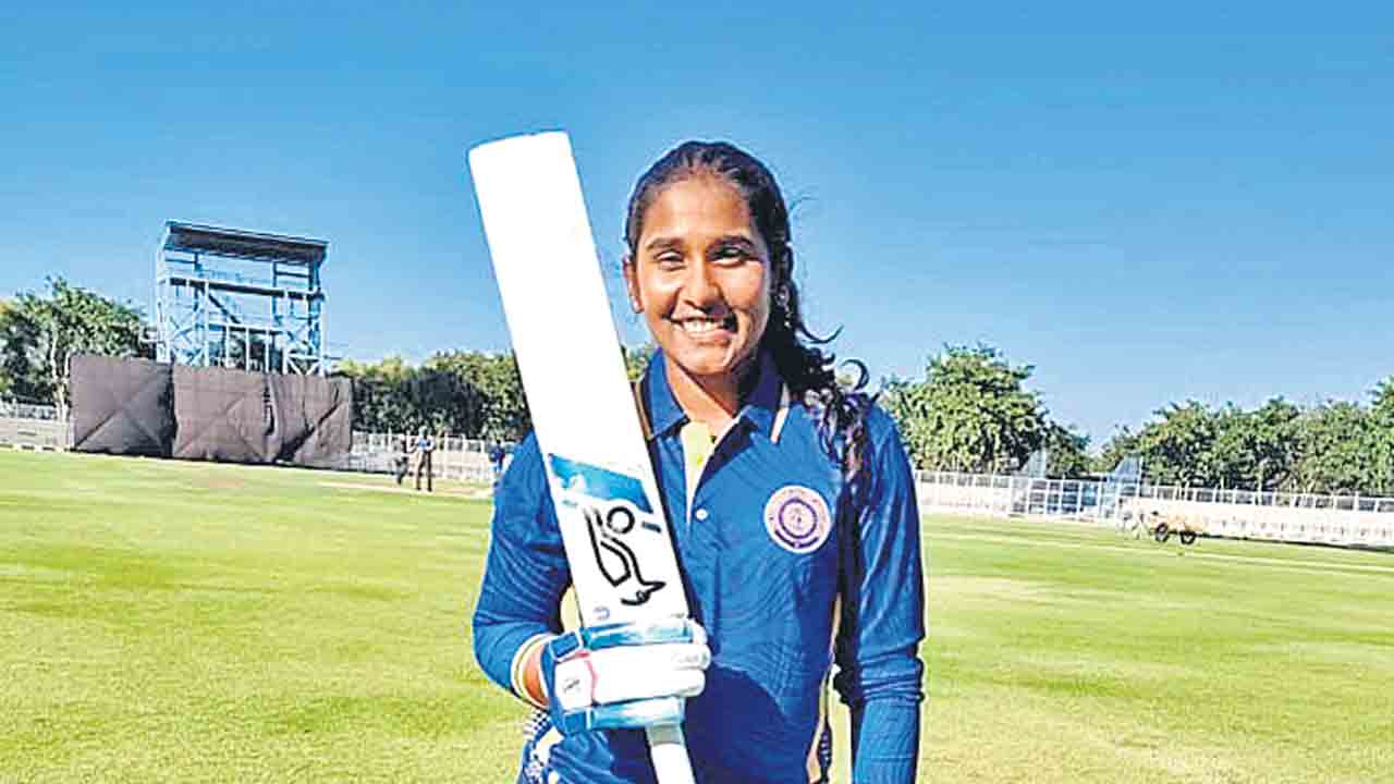 త్రిష అజేయ సెంచరీ