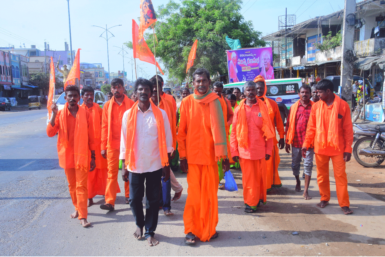 Goti Talambralu : గోటి తలంబ్రాలతో భద్రాచలానికి పాదయాత్ర