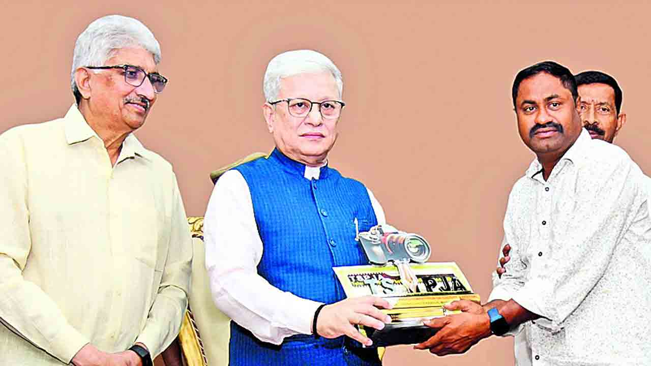 నమస్తే సీనియర్‌ ఫొటోగ్రాఫర్‌కు రాష్ట్రస్థాయి అవార్డు