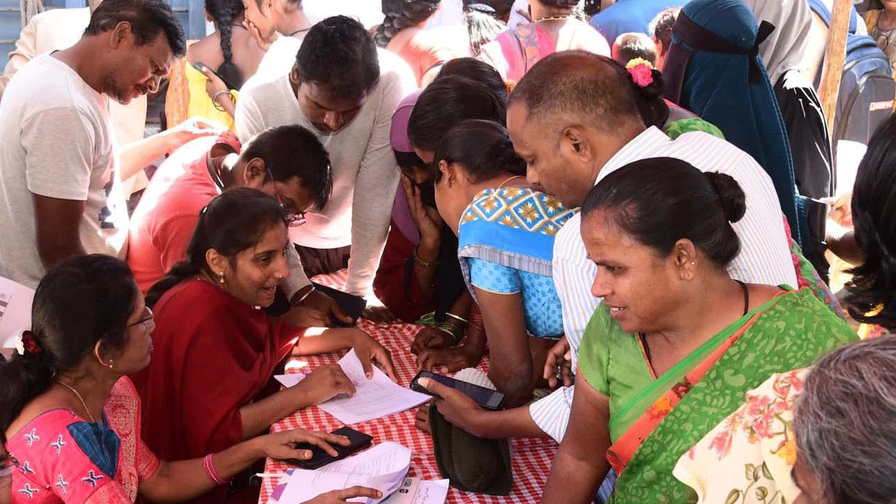 Ration Cards | ఊదరగొట్టి ఉసూరుమనిపించారు.. ఆహార భద్రత అందని ద్రాక్షేనా?