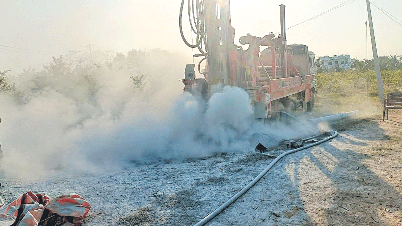 ఎంత తవ్వించినా బోరులో నీళ్లొస్తలే..