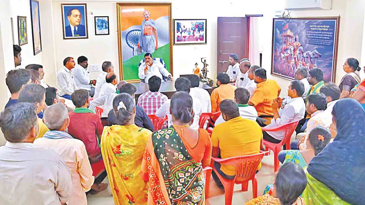 కాంగ్రెస్‌ను తిట్టాడని వీడియో చక్కర్లు