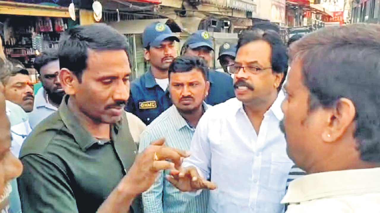 రెన్యువల్‌ చేయరు.. నోటీసులు ఇవ్వరు..!