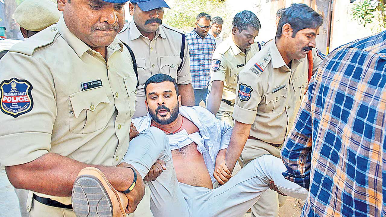 మన్సురాబాద్‌లో బీఆర్‌ఎస్‌పై పోలీసు జులుం