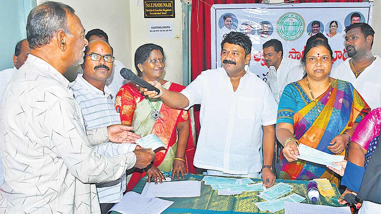 తులం బంగారం ఇస్తలేరు