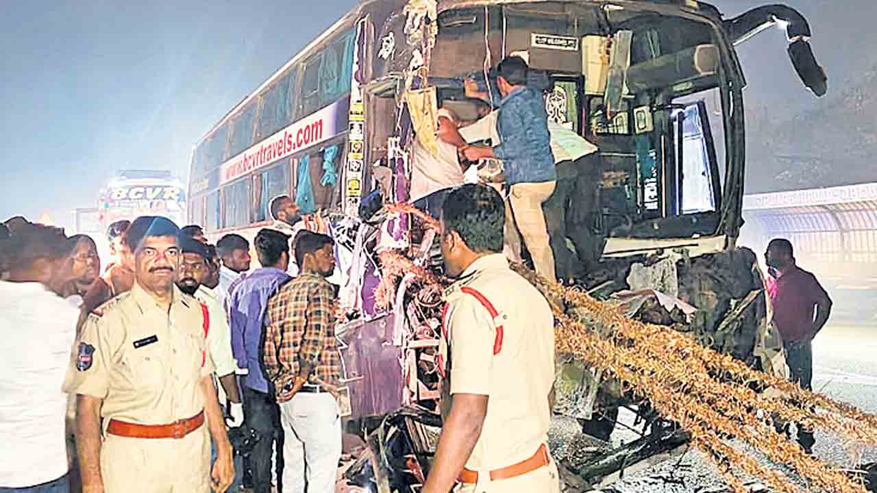 లారీని ఢీకొట్టిన బస్సు..10 మందికి గాయాలు