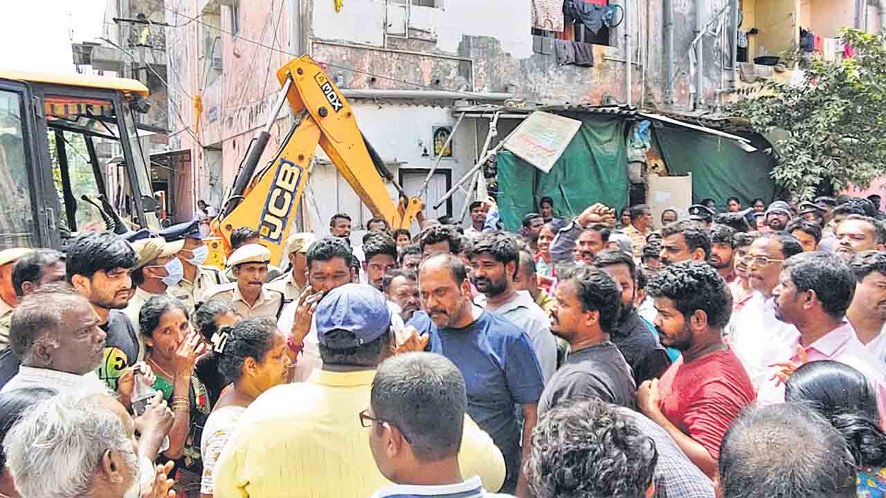 బడుగుల ఇండ్లపై పడగెత్తిన హైడ్రా