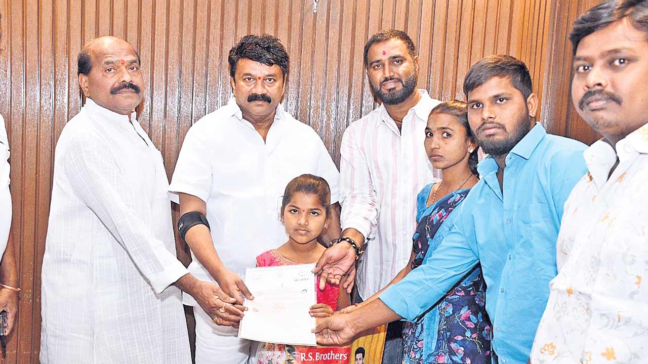 శ్రీవిద్యకు అండగా ఉంటా: ఎమ్మెల్యే