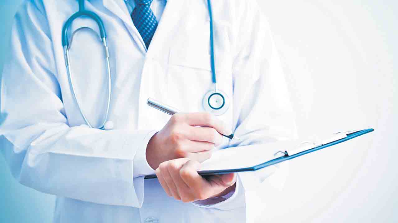 Hyderabad | నకిలీ డాక్టర్లు.. నాడీ పట్టి కాసులు గుంజుతుండ్రు..