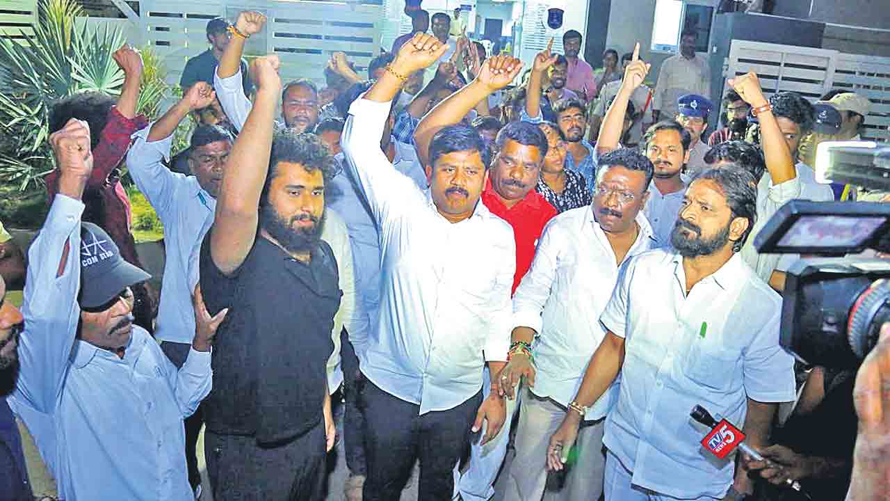 హెచ్‌సీయూలోకి బుల్డోజర్‌