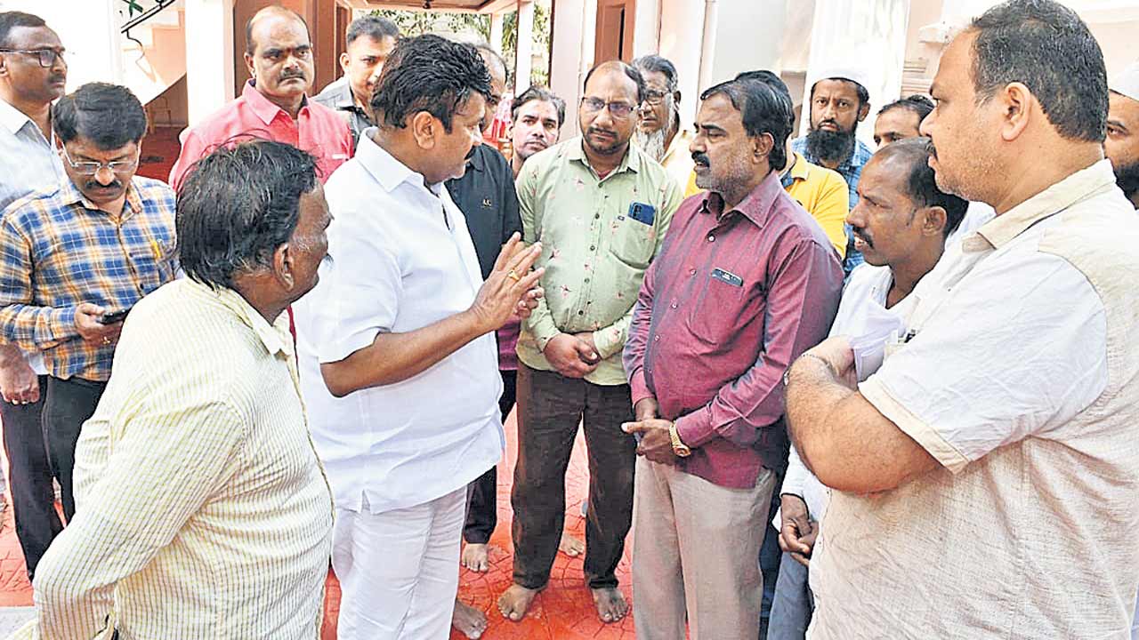 ఫుట్పాత్ వ్యాపారులను ఇబ్బంది పెట్టొద్దు