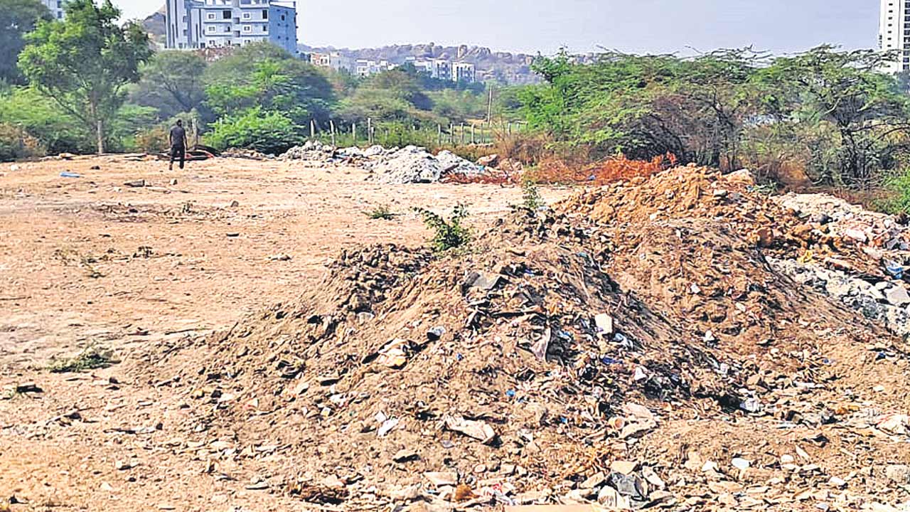 పిరం చెరువుపై ఆక్రమణదారుల కన్ను