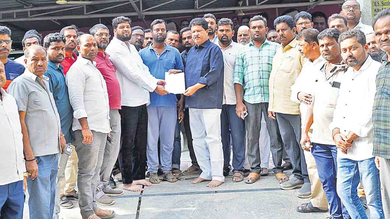 ఇసుక చిరు వ్యాపారులపై వేధింపులు ఆపాలి