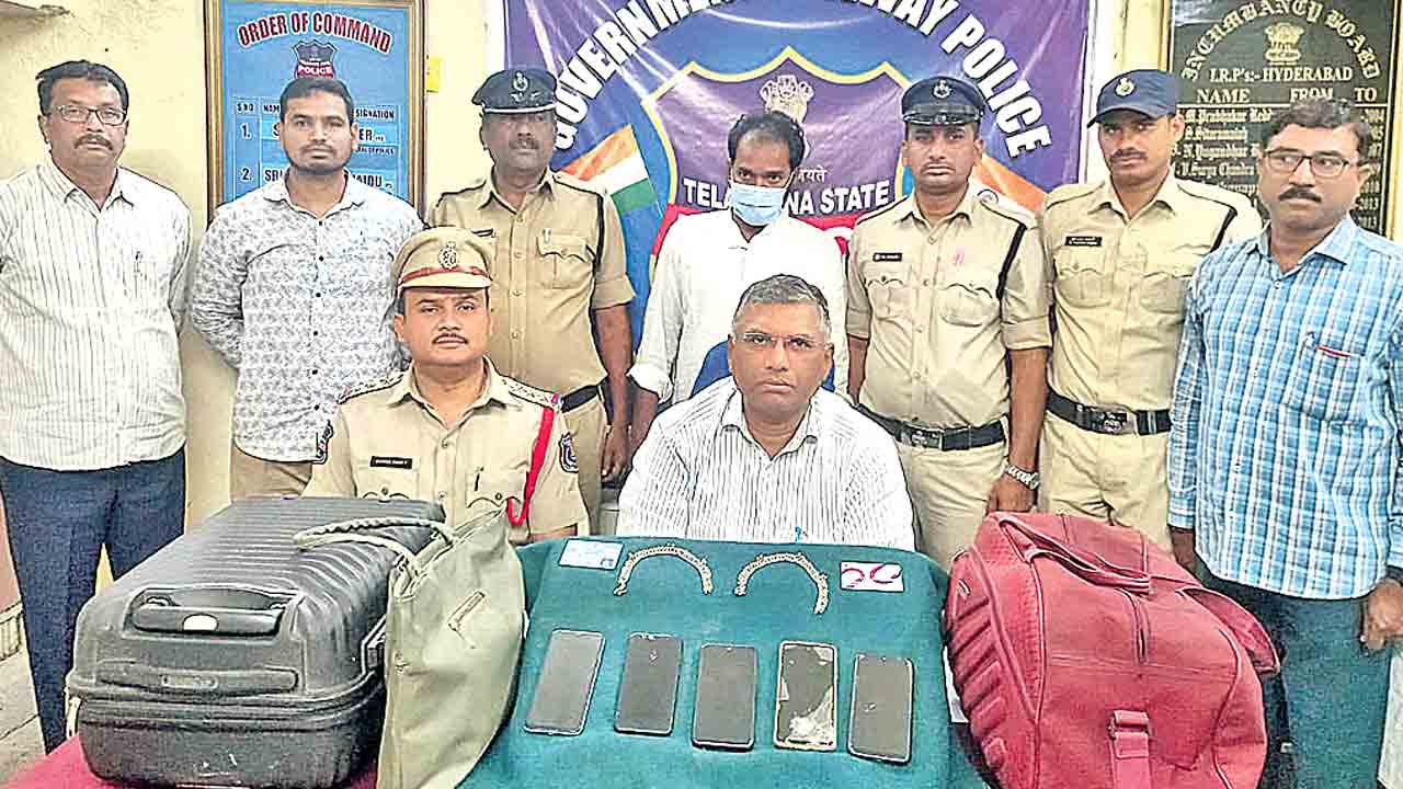 బ్యాగులు, మొబైల్ ఫోన్ల దొంగ అరెస్ట్