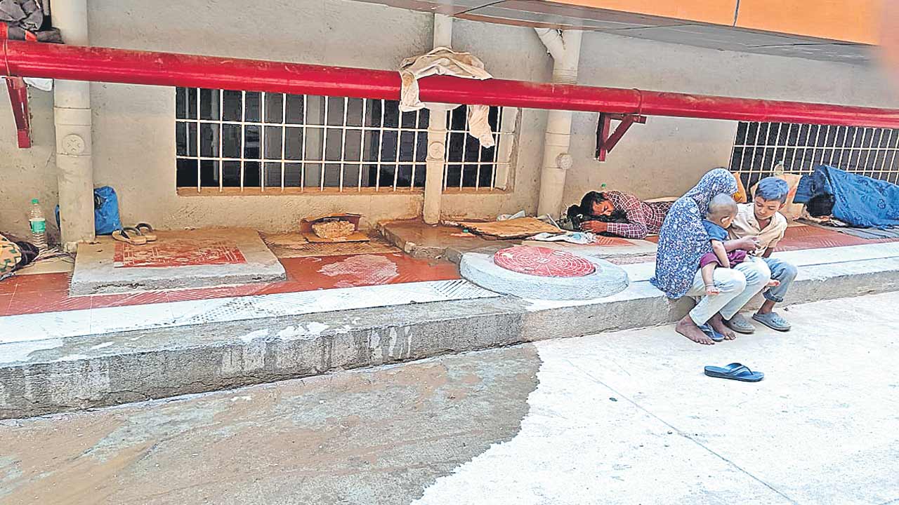 Gandhi Hospital | పారుతున్న మురుగు.. పని చేయని లిఫ్ట్‌.. సమస్యల నిలయంగా గాంధీ దవాఖాన