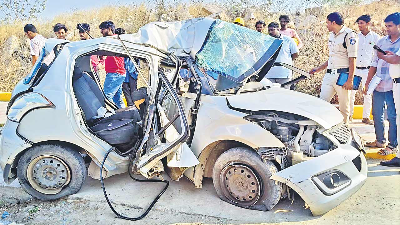 అతివేగంతో నడిపి.. స్తంభాన్ని ఢీకొట్టి