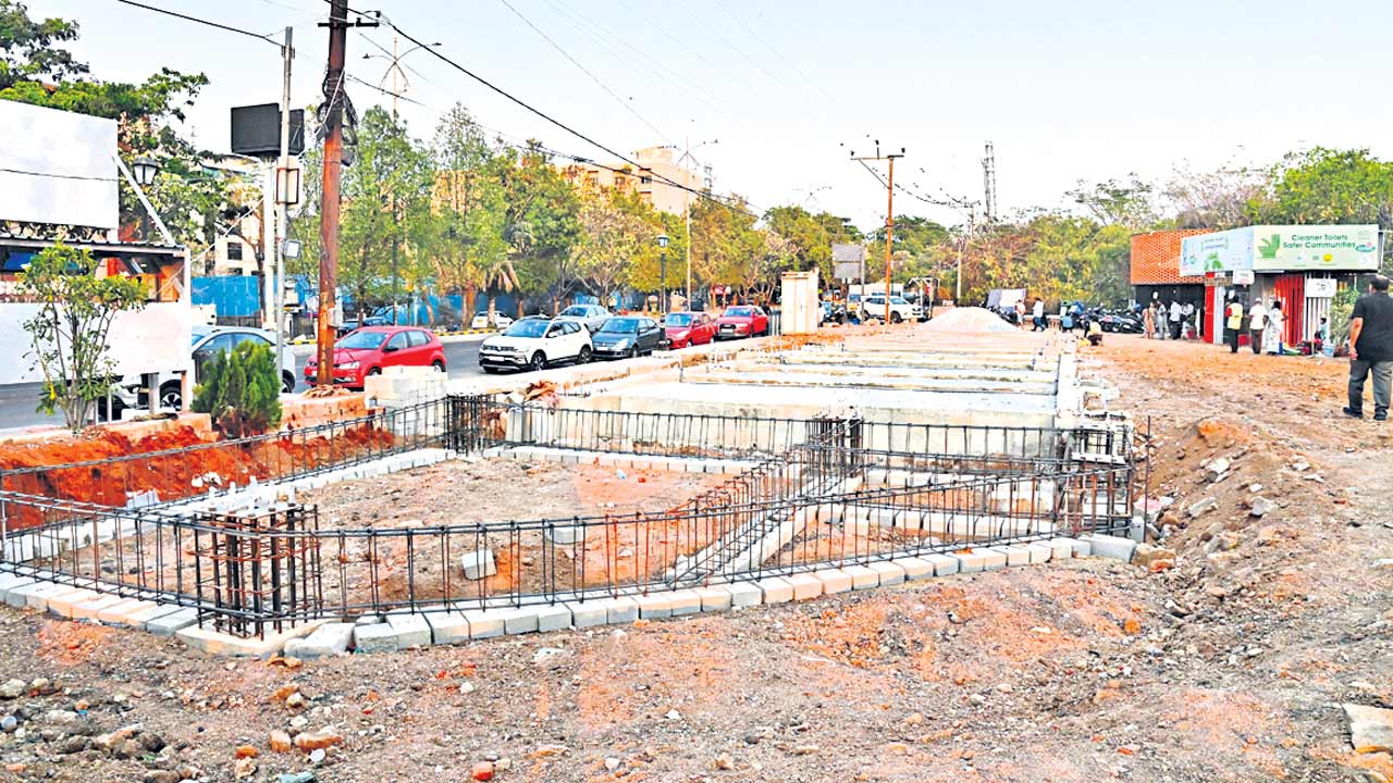 మల్టీ లెవల్‌ పార్కింగ్‌లో మడతలెన్నో..