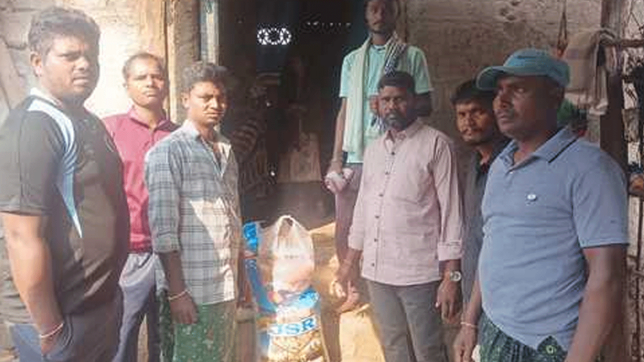 Manchyryala | హమాలీ కుటుంబానికి అండగా నిలిచిన సంఘం సభ్యులు